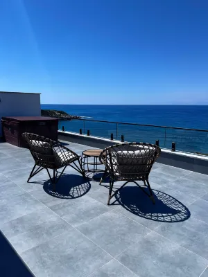 Charming 2-Bedroom Apartment with Ocean Views in Tatlısu - Kolam Renang