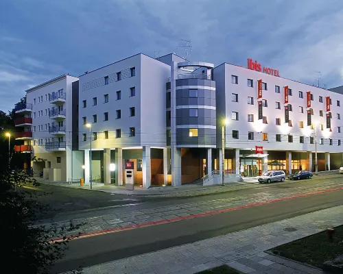 Ibis Szczecin Centrum Hotels near Central Cemetery