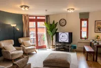 City Centre Gem | Balcony, 2 Baths & Free Parking - 2 ดาว