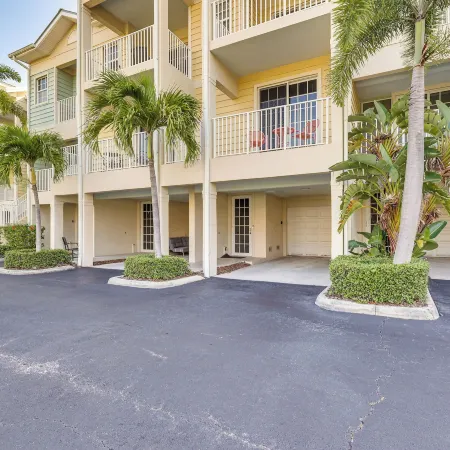 Walk to Beach & Marina! Ruskin Resort Retreat