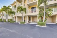 Walk to Beach & Marina! Ruskin Resort Retreat - balcony