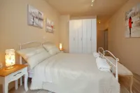 Few Steps from the Center - New and Modern Apartment for 4 Persons - جاكوزي