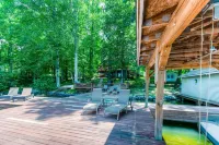Spacious Lake Lodge With a Private Dock, Wraparound Decks & Foosball - 3-Sterne