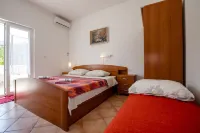 The Apartment is on the Ground Floor - 1 Entire Floor 110 m2 - 3 stjerner
