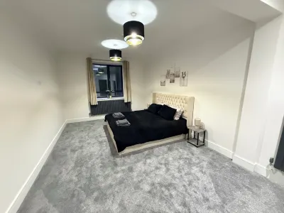Luxury Home 5 Bedroom 3 Bathroom Games Room Parking Hotels in 