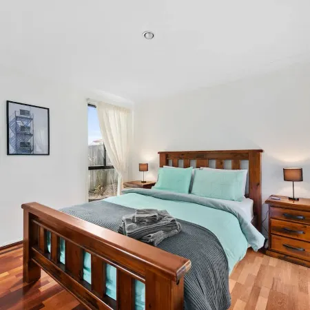 Spacious & Serene! 3Bed/2Bath/2+Cars ~ House