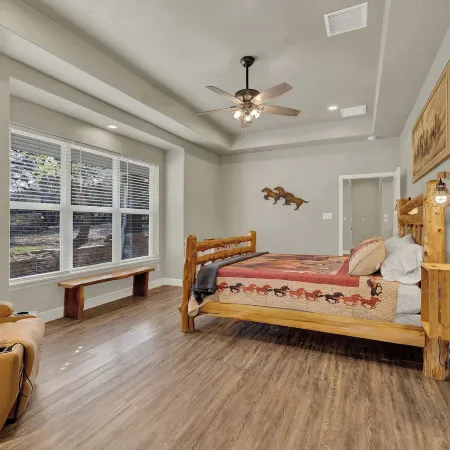 Crazy Horse-close to Canyon Lake Marina!