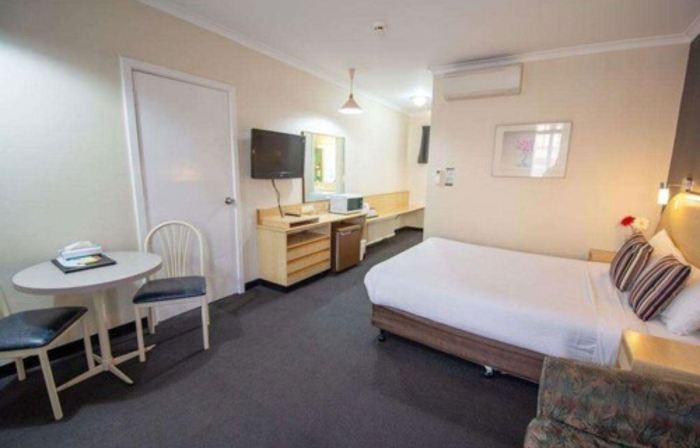 The Mid City Motor Lodge