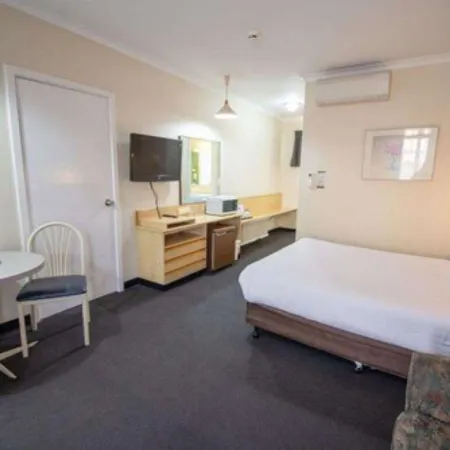 The Mid City Motor Lodge