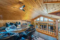 6 Br Cabin Hot Tub Fire Pit Min to Hatley Pointe - 3-Star