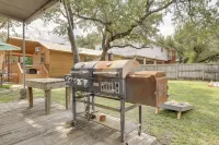 Couples Cabin w/ Luxury Deck, 1 Mi to Canyon Lake! - Country Houses