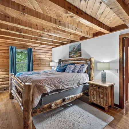 1/2 mile to EVL, Lake, HOT TUB, Pets welcome