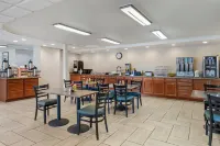 Clarion Inn I-94 Near Expo Center - parking