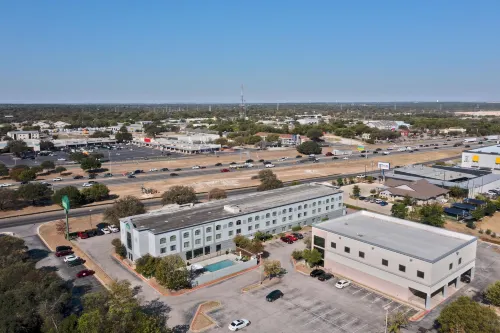 Wingate by Wyndham Round Rock Hotel & Conference Center - parking