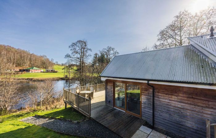 Riverbank- Glass-Fronted Riverside Stay -Hot Tub