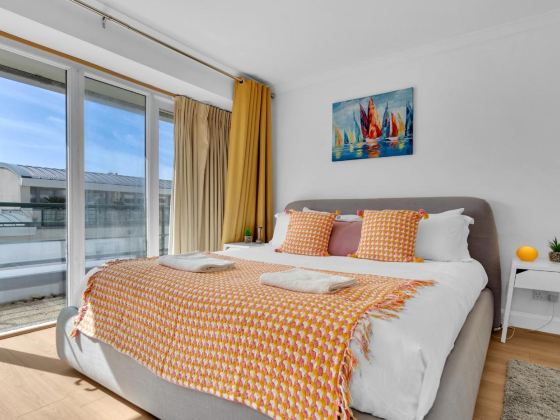 Golden Sunset House Free Parking | By My Getaways