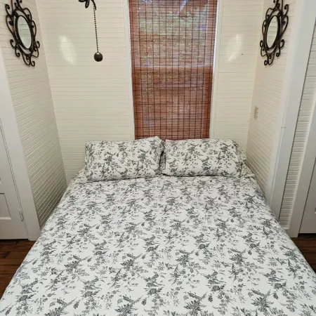 Charming bungalow near downtown Round Rock! High speed Wi-Fi!