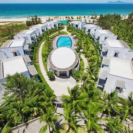 Melia Danang Beach Resort Отели рядом с достопримечательностью «Пляж Нонуок»
