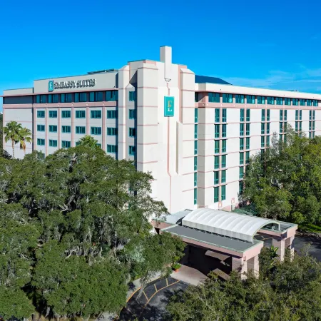 Embassy Suites by Hilton Tampa USF Near Busch Gardens Отели рядом с достопримечательностью «Зоопарк Лоури»