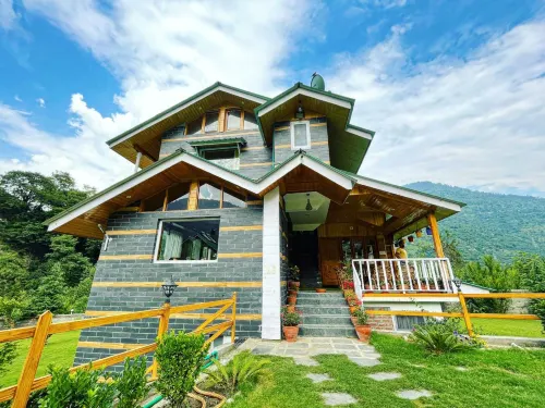 Shree Ganga Cottages Restaurant and Bar Hotels in Bandrol