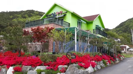 Gochang Seonunsando Sol Pension Отели рядом с достопримечательностью «Chan Yun Temple»