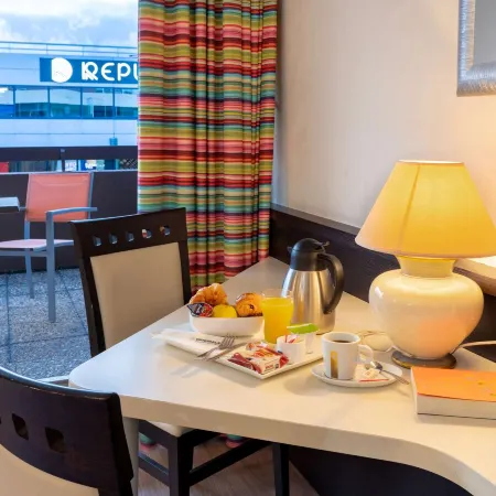 The Originals City, Hôtel Galaxie, Nice Aéroport Отели рядом с достопримечательностью «Стадион Шарля-Эрманна»