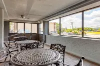 Econo Lodge Hotels in Oyster Bay