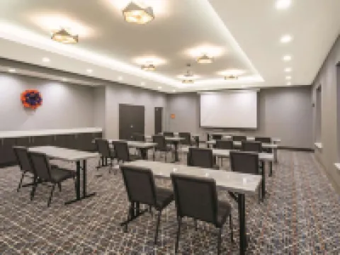 La Quinta Inn & Suites by Wyndham Opelika Auburn オペライカのホテル