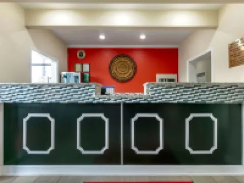 Econo Lodge Hotels in Northport