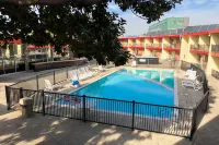 Garden Inn & Suites Oakland Airport - Pools
