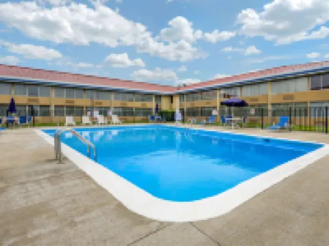 Econo Lodge Inn & Suites Triadelphia - Wheeling Hotels in Ohio County