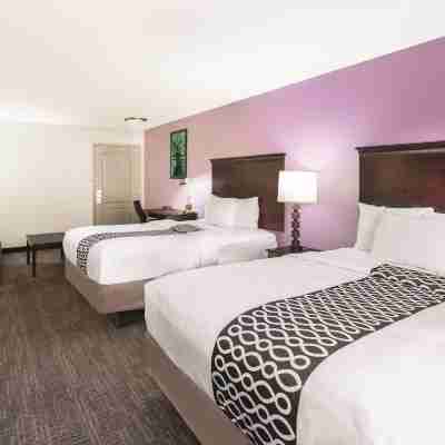 La Quinta Inn & Suites by Wyndham Rome Rooms