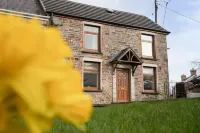 Lovely 3-Bed Cottage in the Quiet Hamlet of Horeb Các khách sạn gần Parc Howard