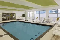 Fairfield Inn & Suites Toronto Mississauga - ที่มีสระว่ายน้ำ