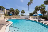 Days Inn by Wyndham Cocoa Beach Port Canaveral - Pool