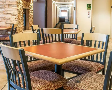 Comfort Inn & Suites Midtown Отели в г. Руидозо