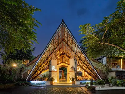 The Village Resort Bogor Powered by Archipelago Hotel dekat TIRTA KAMALAYAN