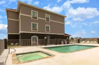 La Quinta Inn & Suites by Wyndham Bridgeport - Uima-altaat