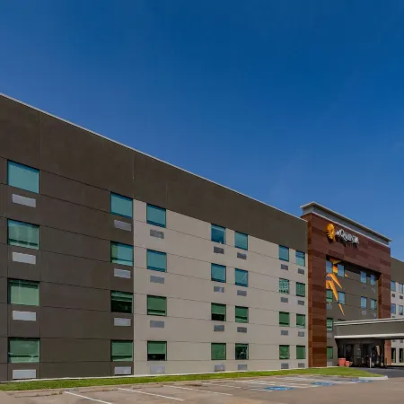 La Quinta Inn & Suites by Wyndham Houston Southwest Отели рядом с достопримечательностью «Торговый центр Plazamericas»