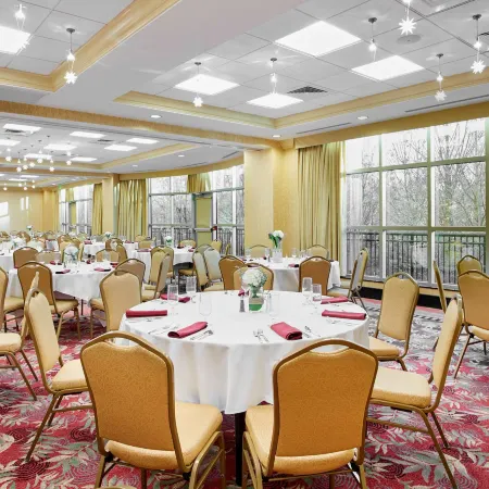 Hilton Garden Inn Rockville-Gaithersburg Отели рядом с достопримечательностью «Роквилл Таун сквер»