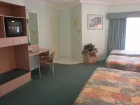 Runaway Bay Motor Inn Hotels near Warner Bros. Movie World
