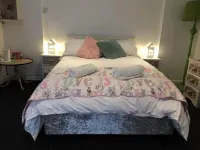 13 Guest Rooms 1602 Public House House Daily Cleaning House keeper Hotels in Shrewton