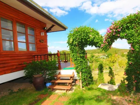 Baanrai Areeya Отели рядом с достопримечательностью «Wat Huai Sai Thong»