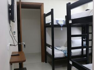 Coron Hostel Express - Adults Only