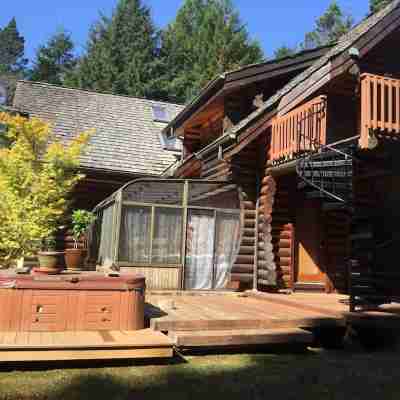 Redwood Log Cabin Hotel Exterior