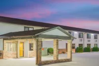 Super 8 by Wyndham Story City - parking