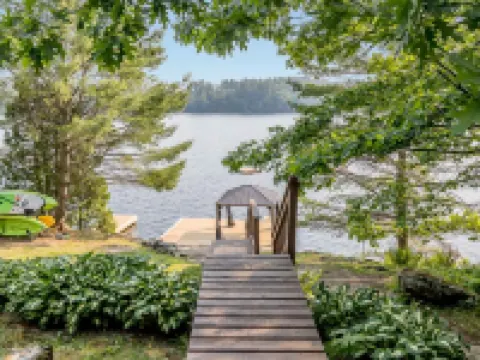 Muskoka Lakeshore Cottage Bliss Hotels in Gravenhurst