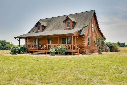 Pet-Friendly Vienna Cabin w/ Screened-in Porch!