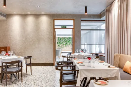 The Manor - New Delhi Отели рядом с достопримечательностью «Dargah Hazrat Nizamuddin»