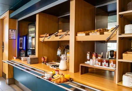 B&B Hotel Saint-Etienne Monthieu Отели рядом с достопримечательностью «Eglise Saint-Irenee»